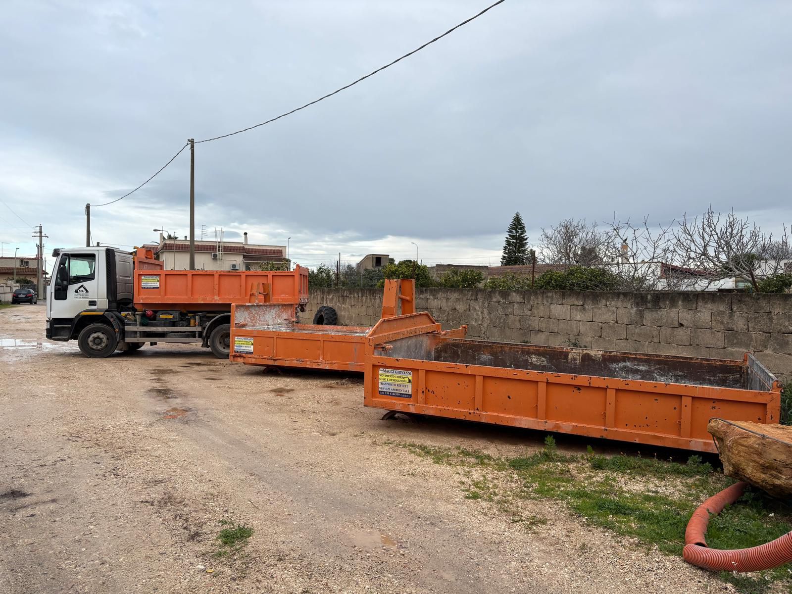 Autocarro con cassoni